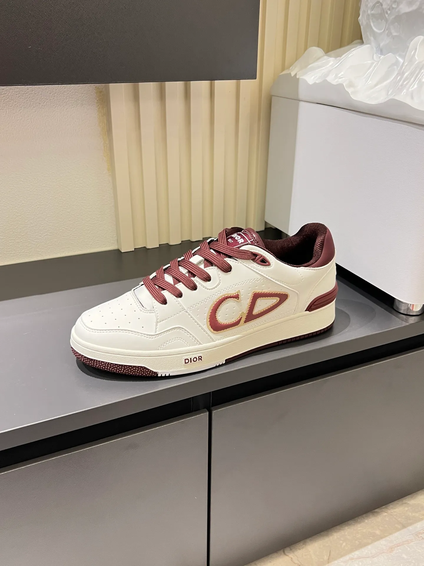 Men's shoes 💰p440 "Dio*" mid-top B27 casual sneakers. This B27 high-top sneaker is a new product in the series and continues Di*r's classic style. Crafted from gray and white smooth calf leather with beige and black Oblique print panels on the sides. The "CD Icon" shaped shoelace eyelets are clever and delicate, and the two-color rubber sole, rear collar and heel are all equipped with the brand's iconic details to enhance the style. Oblique printed straps at the ankle allow for an adjustable fit to complement the overall design. Fashionable and versatile, it can complement any look. Create an exquisite design with unique dynamic vitality and modern atmosphere, presented in low-top and high-top styles. This new must-have shoe adds a new dimension to Dior's archive heritage, embodying modern elegance. Purchase the original version and make it 1:1. If you need top quality, please come to me! Male 38-44!